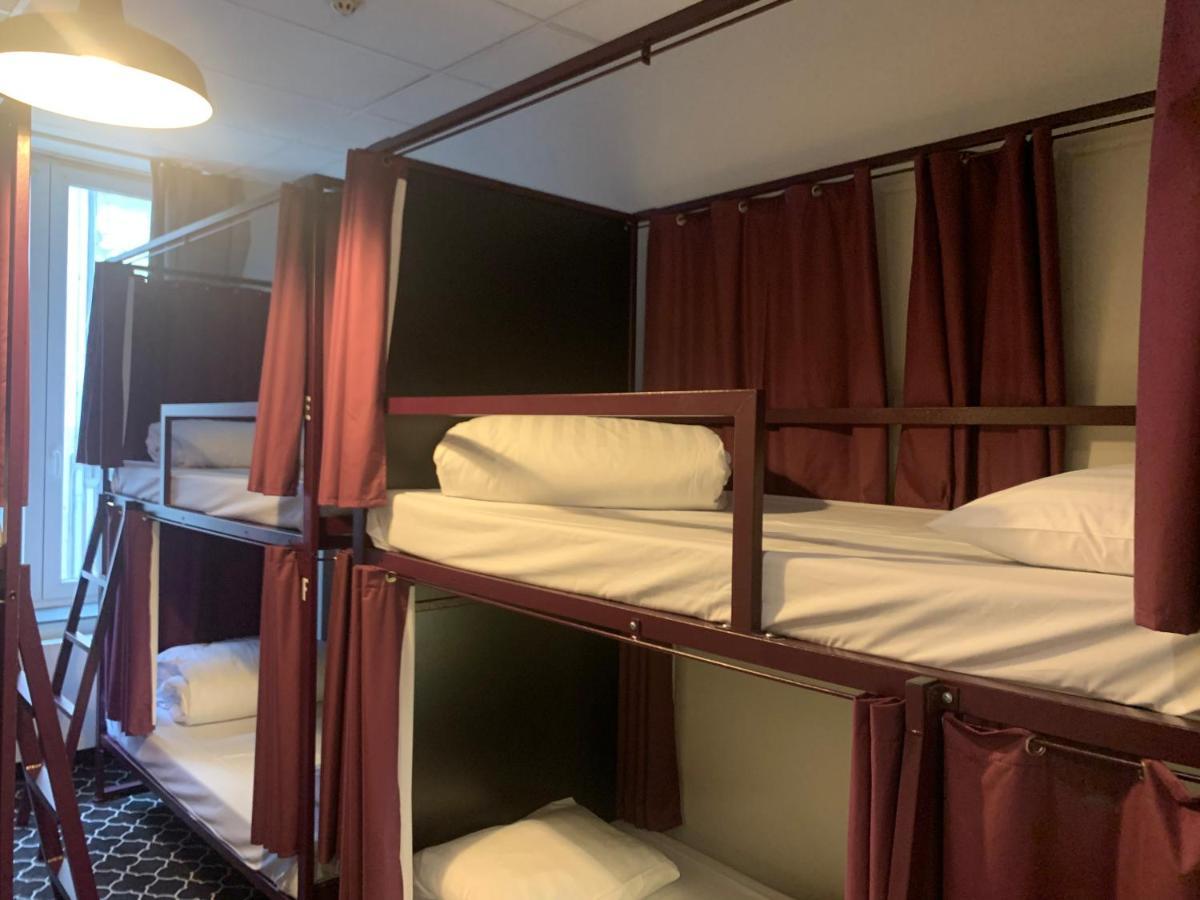 Privékamer met 8 Bedden en een Eigen Badkamer